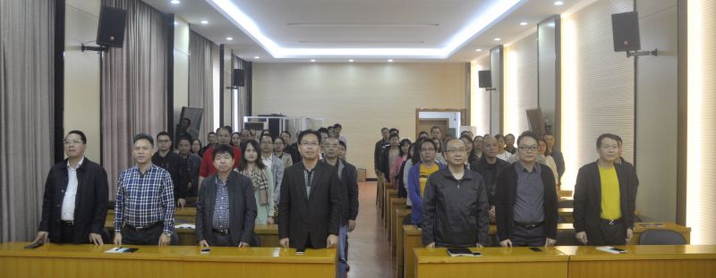 001在威武雄壯的國歌聲中，全體黨員職工起立致敬.jpg