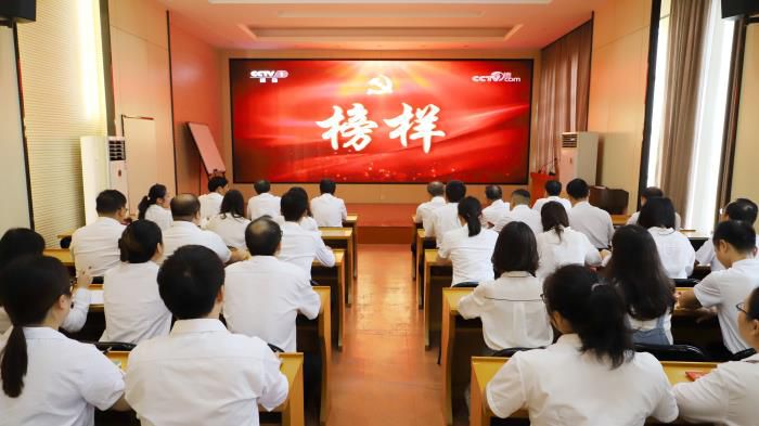 2機(jī)關(guān)第一、第二黨支部觀看《榜樣4》700.jpg