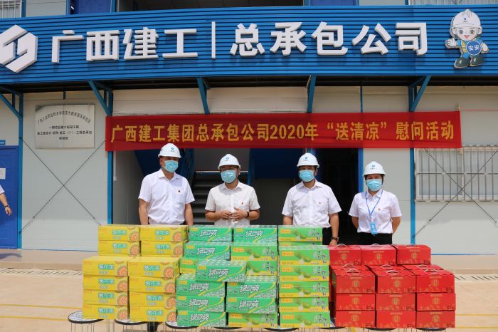 1陸烜送清涼慰問品。 黃璐璐 攝.jpg