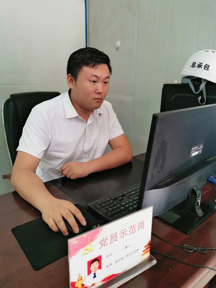 魯立在辦公室。馮翔  攝.jpg