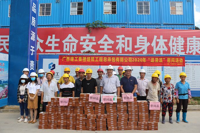 錦官閣項(xiàng)目送清涼。張釗林 攝.JPG