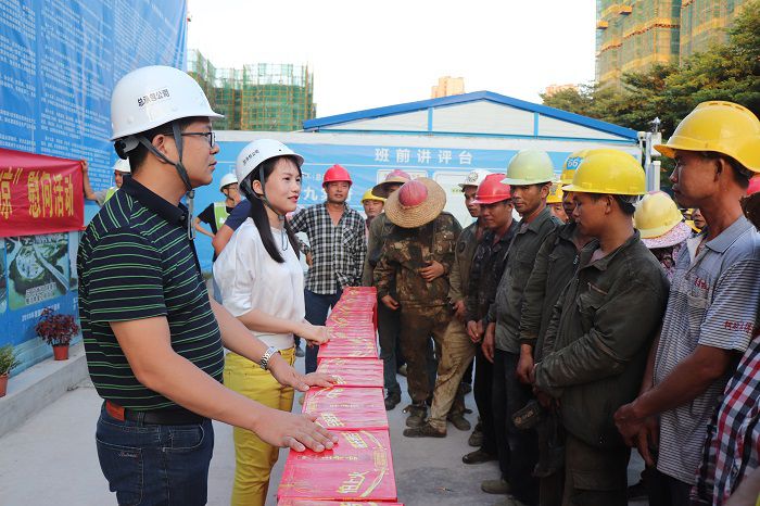 梁思赫慰問農(nóng)民工。 唐霞 攝.JPG