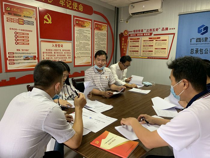 檢查組檢查材料。 劉萌萌 攝.jpg