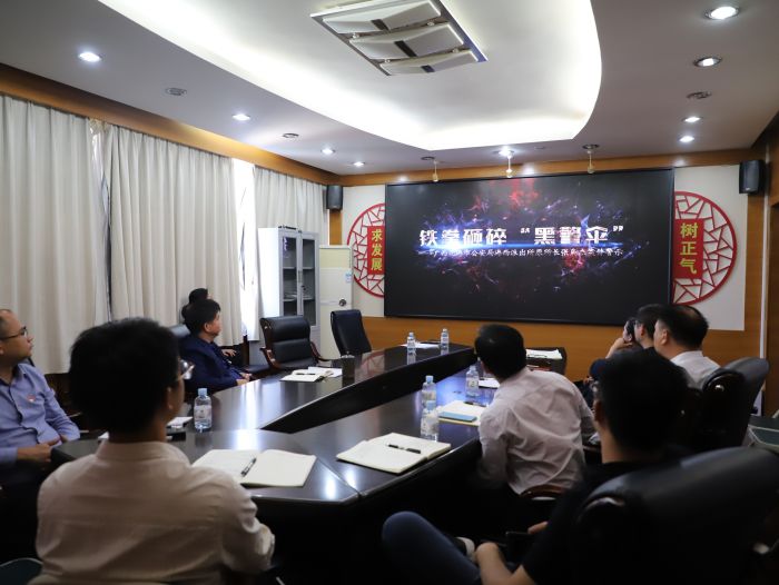 觀看警示教育片。韋文 攝.jpg