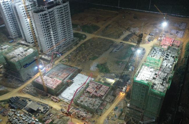 A地塊夜間多個樓棟同時澆筑混凝土。盧瑞陽 攝.jpg