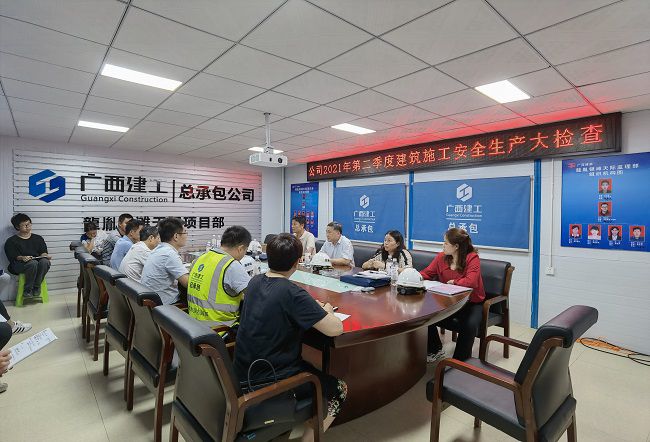 張強在龍胤銀灘天機項目召開安全檢查總結(jié)會。李玲玲 攝（修圖).jpg