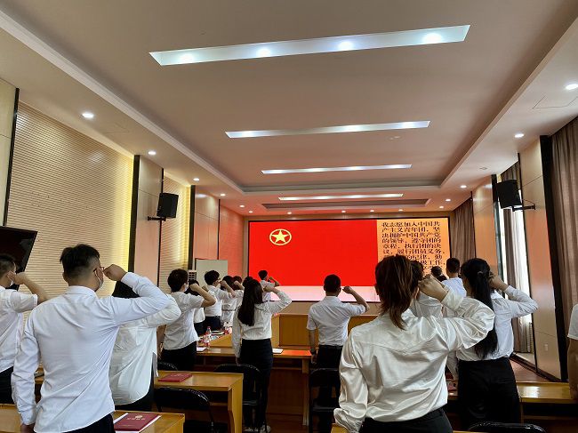 重溫入團(tuán)誓詞。黃璐璐 攝（修圖）.jpg