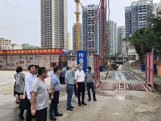 檢查施工現(xiàn)場。龔媚媚 攝（修圖）.jpg