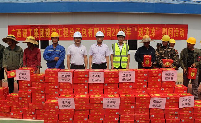 與農(nóng)名工代表合影留念。張釗林 攝（修圖）.jpg