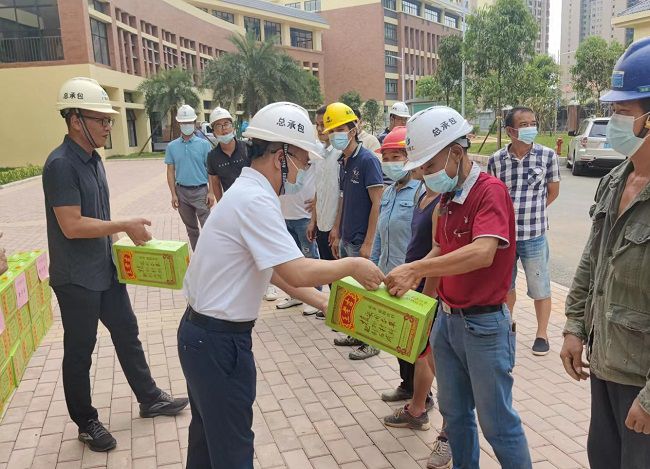 發(fā)放慰問品。彭永彬 攝（修圖）.jpg