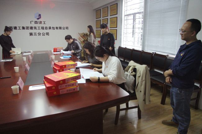 檢查資料現(xiàn)場。梁紅玉 攝（修圖）.jpg