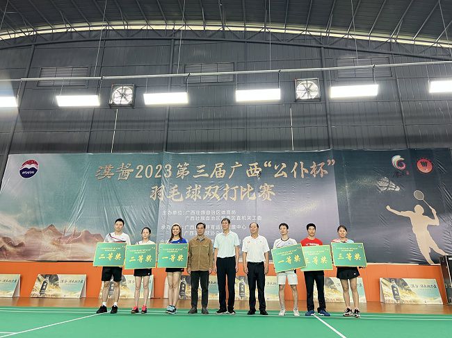 公司選手（左三、右三）上臺領(lǐng)獎（修圖）.jpg