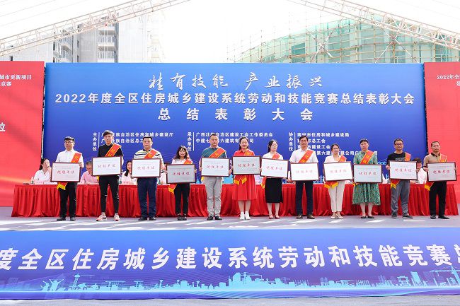 三分公司黨支部書記、副總經(jīng)理李振樞（左三）上臺領(lǐng)取“優(yōu)勝單位”獎.jpg