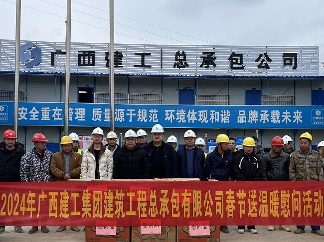 慰問活動(dòng)合影。李偉燕 攝（修圖）.jpg